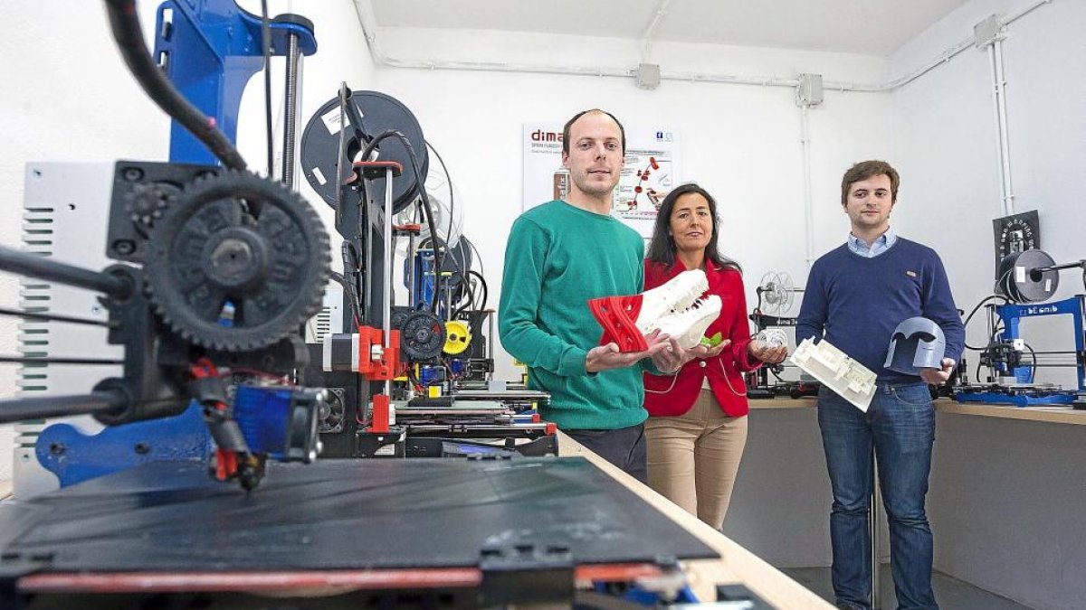 Jonathan Rojo, Mercedes Arana y Miguel Ampudia en las instalaciones de Dima 3D en la localidad vallisoletana de Santovenia de Pisuerga.-Pablo Requejo