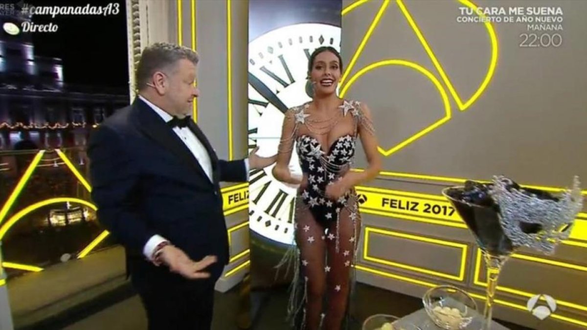 Alberto Chicote y Cristina Pedroche, en la retransmisión de las campanadas de Antena 3 del 2016.-EL PERIÓDICO
