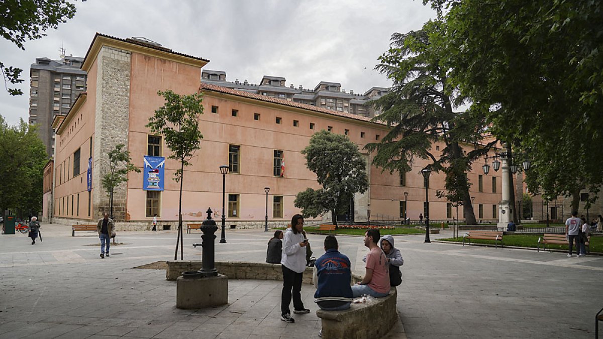 Plaza de la Trinidad en la actualidad, con jóvenes delante de la Biblioteca Pública de Castilla y León, una de las imágenes típicas del barrio. J. M. LOSTAU