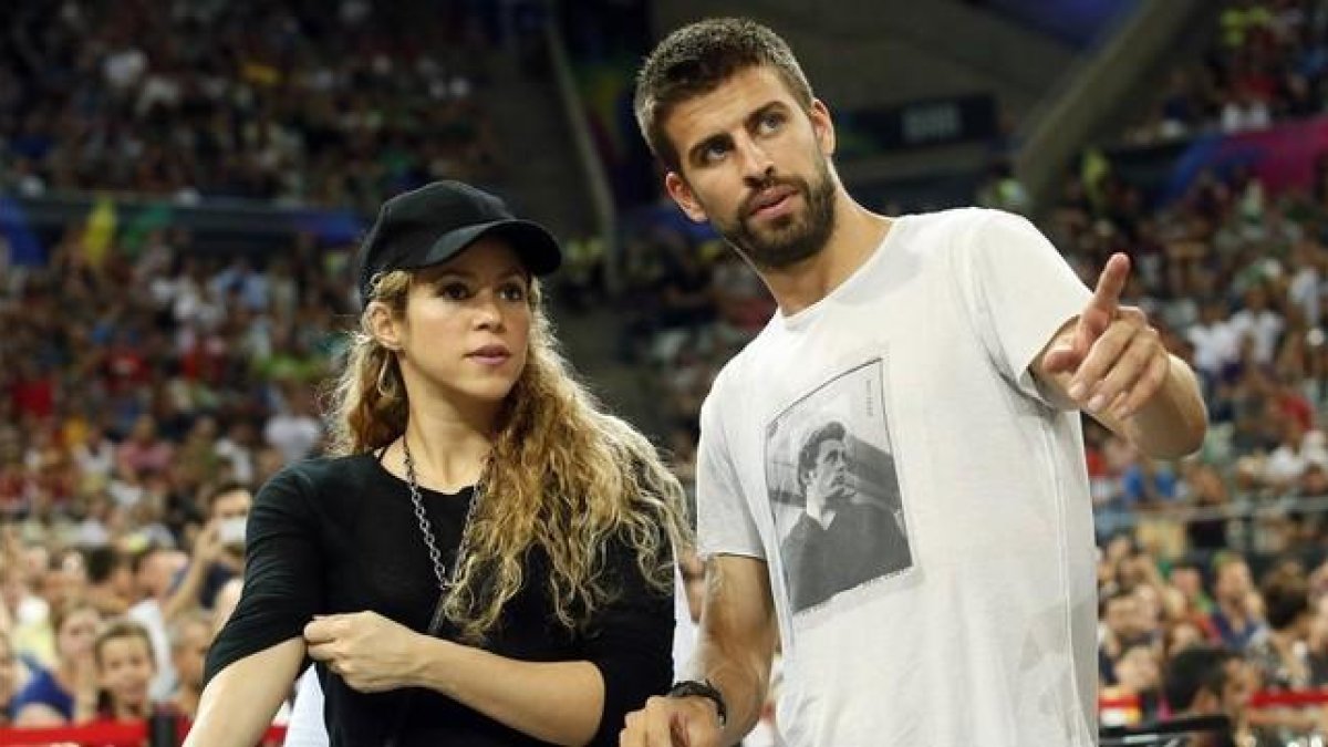 El futbolista Gerard Piqué junto a la cantante Shakira, durante un encuentro del Mundial de Baloncesto.-REUTERS / ALBERT GEA