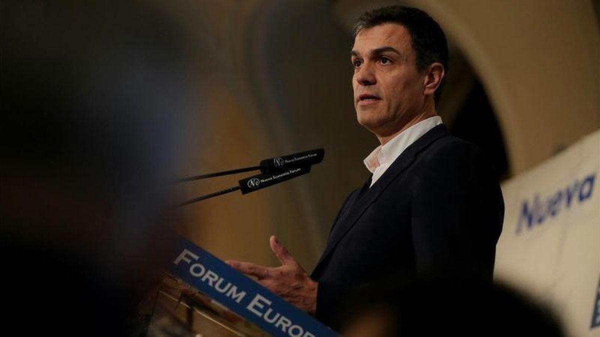 El líder del PSOE, Pedro Sánchez, en un desayuno informativo organizado por Nueva Economía.-JOSÉ LUIS ROCA