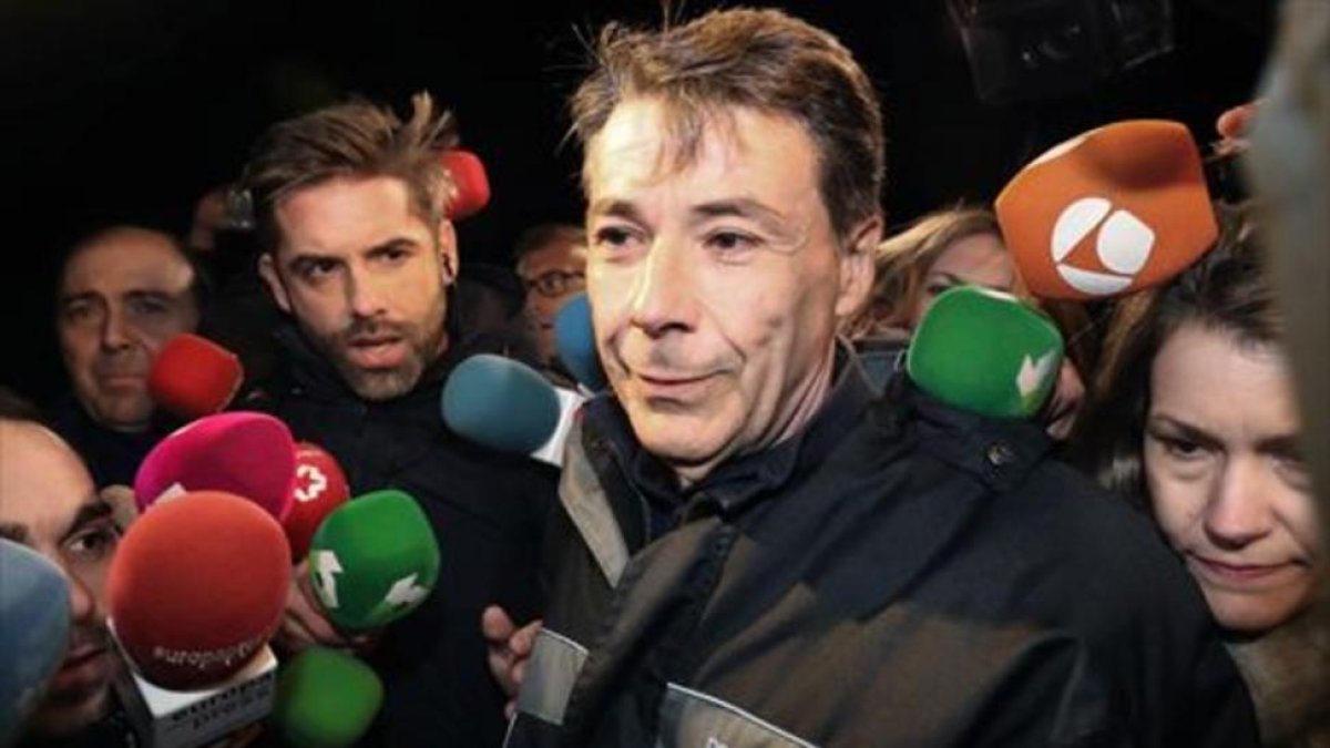 Ignacio González, rodeado de periodistas, a su salida de la cárcel de Soto del Real, el miércoles pasado.-/ EFE/KIKO HUESCA