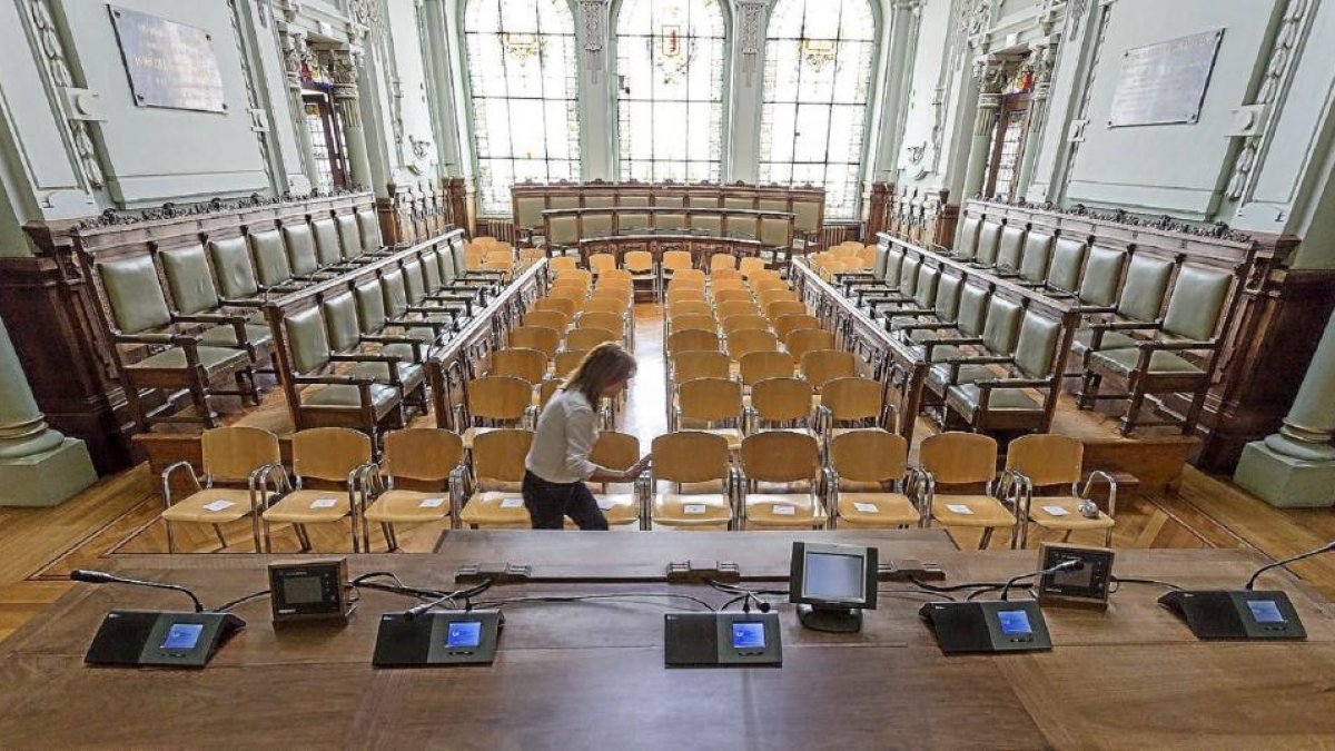 Imagen de archivo de los preparativos antes del pleno de investidura en junio pasado-Miguel Ángel Blanco
