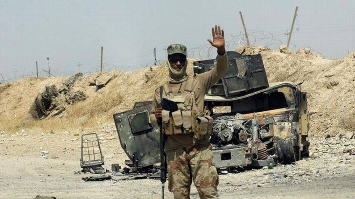 Un soldado iraquí posa ante un vehículo blindado destruido perteneciente al Estado Islámico cerca de Amerli (Irak).-Foto: AP