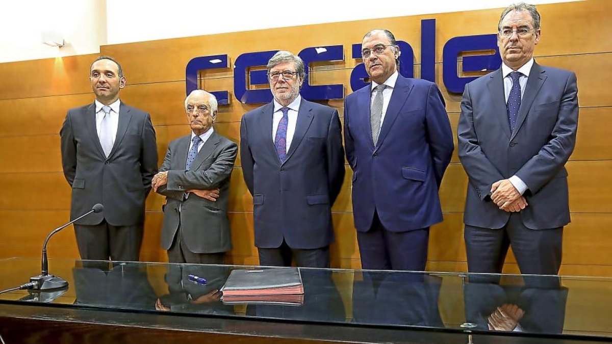 Santiago Aparicio, en el centro, tras la firma del convenio con Portugal.-ICAL