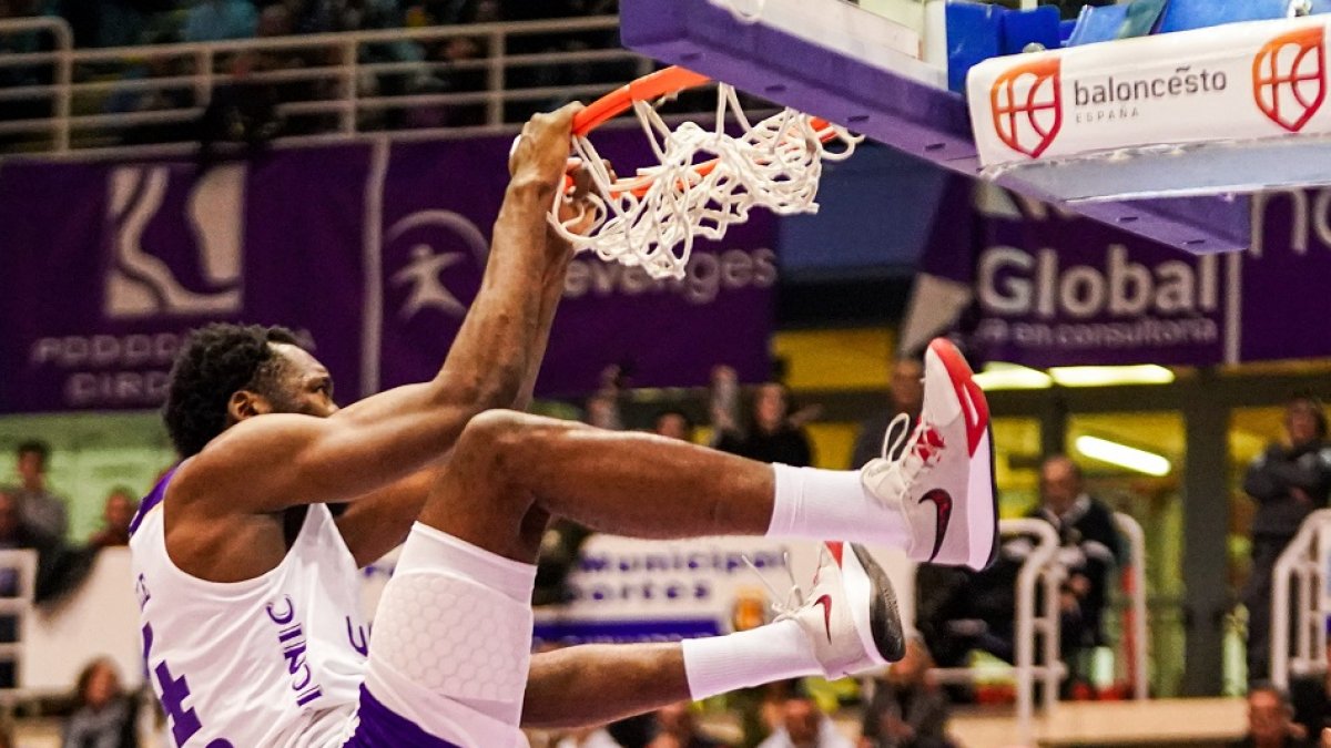 Kabasele machaca el aro en un partido esta campaña. / ANA PUENTE / RVB