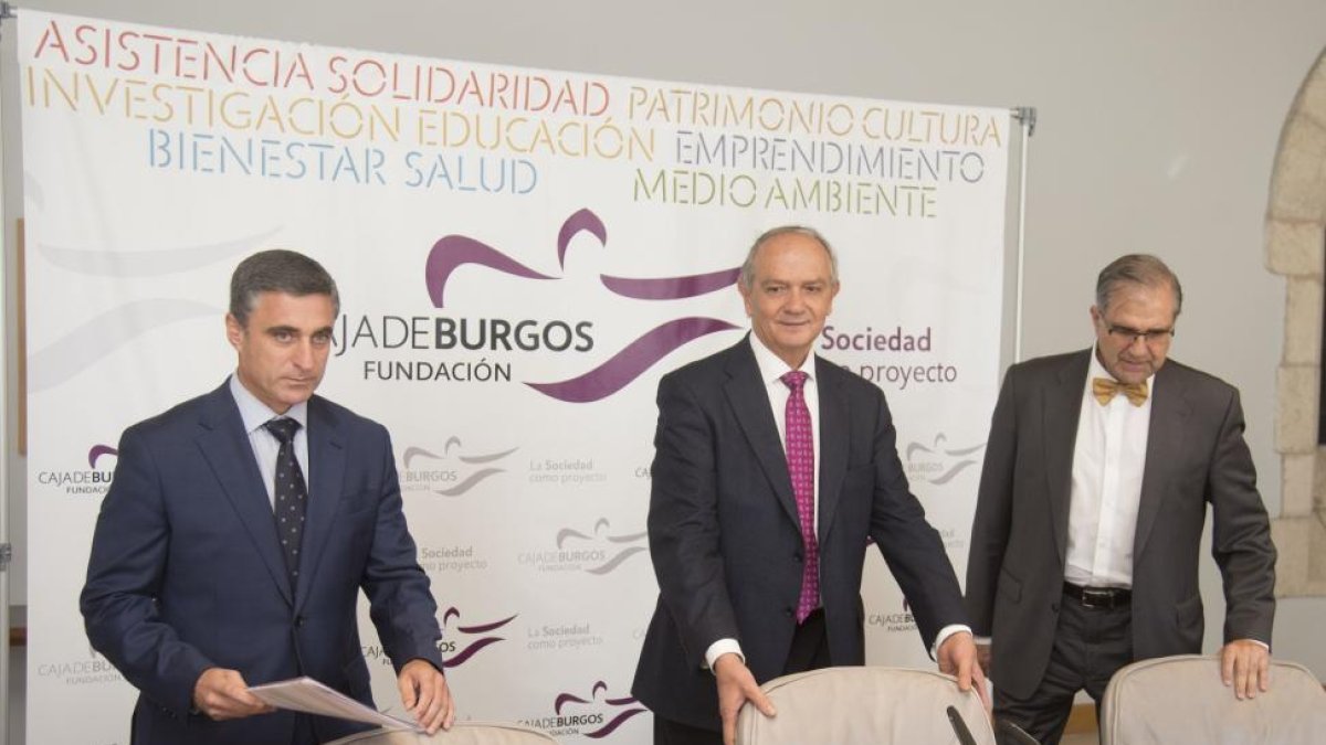 El director de Fundación Caja de Burgos, Rafael Barbero (I), el presidente de la misma, José María Leal, y el socio de Analistas Financieros Internacionales, José Antonio Herce (D), durante la presentación del programa completo de la octava edición de Fo-ICAL