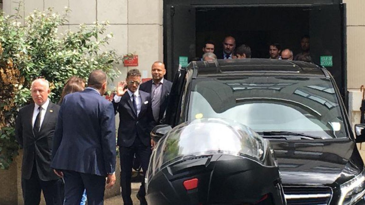 Neymar, con traje, y su padre, en París-STRINGER / AFP