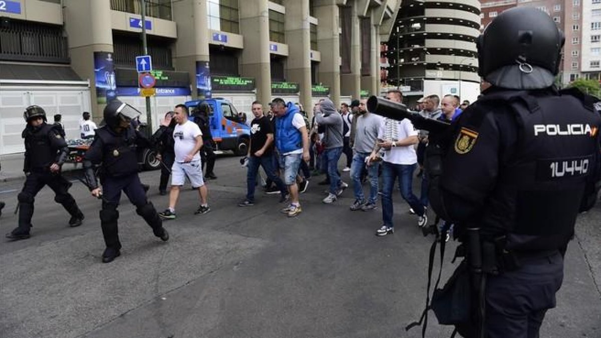 La policía vigila a hinchas del Legia junto al Bernabéu, esta tarde.-AFP / PIERRE-PHILIPPE MARCOU