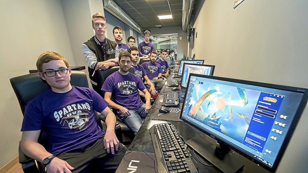 Los integrantes del Spartans UVa posan con los ordenadores en el Unreal.-PABLO REQUEJO