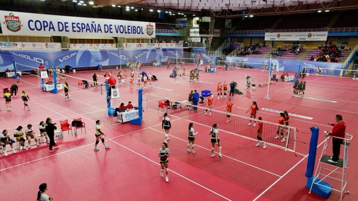 Vista panorámica del polideportivo Pisuerga ayer con la Copa de España. / MONTSE ÁLVAREZ