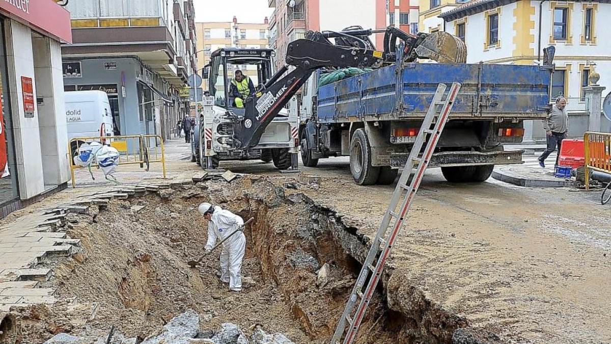Rotura de una tubería en la calle Joaquín María Jalón.-PHOTOGENIC