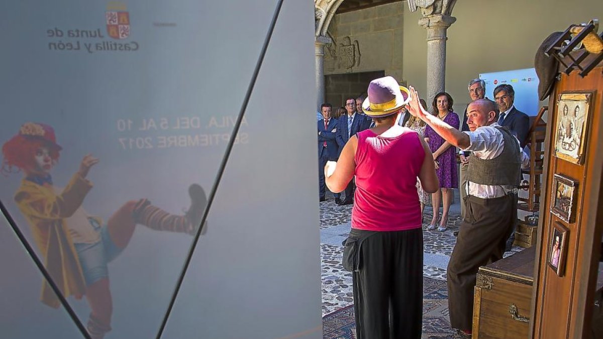 María Josefa García, consejera de Cultura y Turismo, y José Luis Rivas, alcalde de Ávila, al fondo, en la presentación .-ICAL