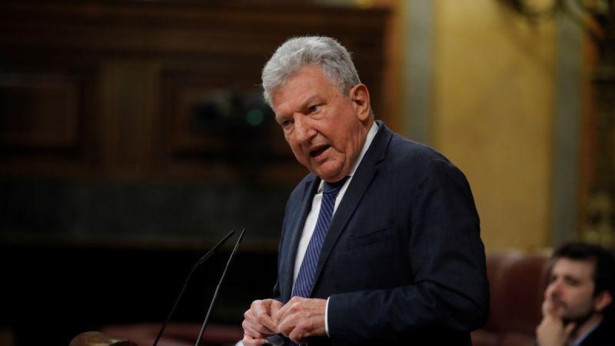 El diputado de Nueva Canarias, Pedro Quevedo, durante su intervención ante el pleno del Congreso de los Diputados en la primera jornada de la sesión de investidura de Pedro Sánchez como presidente del Gobierno.-EFE