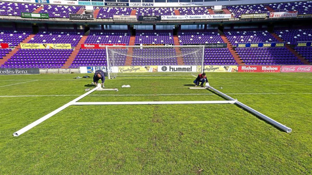 Instalación de los palos de rugby en el José Zorrilla.-PABLO REQUEJO