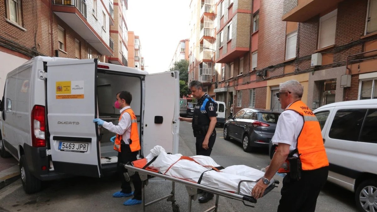 El servicio forense retira uno de los tres cuerpos en el triple homicidio en Rondilla en agosto de 2022. ICAL