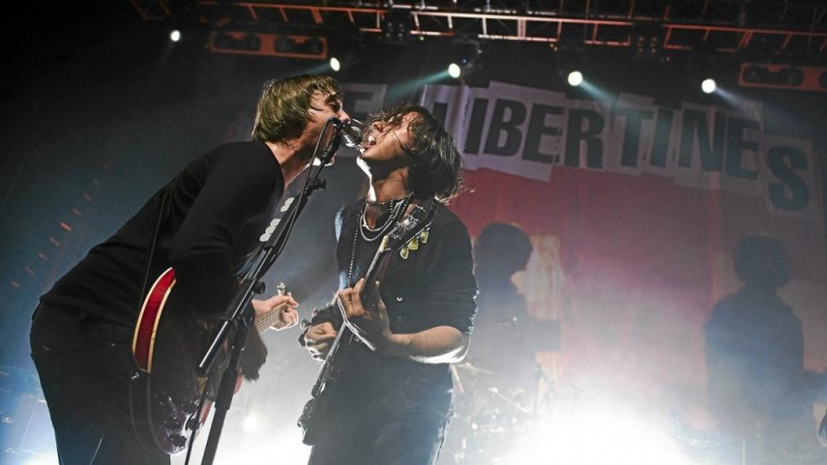 Pete Doherty y Carl Barat, dos integrante de ‘The Libertines’ en un concierto.-E. M.