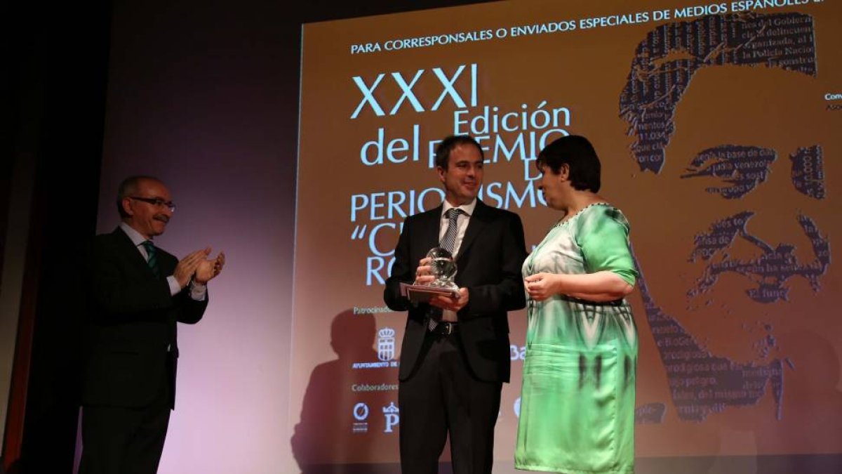En la imagen, Íñigo Domínguez junto con la alcaldesa de Segovia, Clara Luquero y el presidente de Asociación de la Prensa de Segovia, Alfredo Matesanz-ICAL