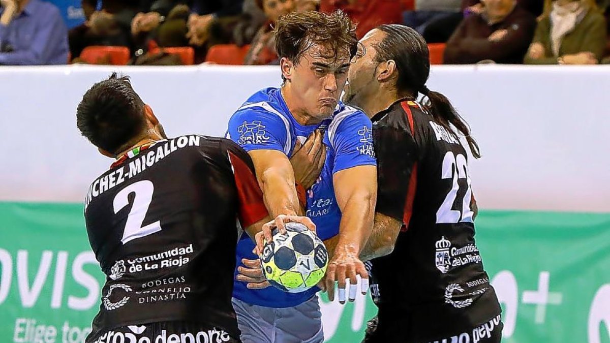Los riojanos Sánchez-Migallón y Rubén Garabaya frenan el avance del lateral del Recoletas Víctor Rodriguez.-J. M. LOSTAU