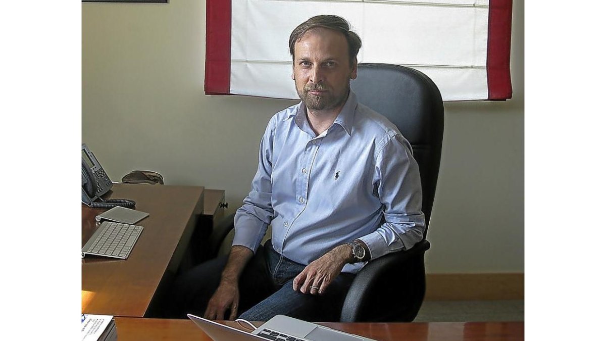 El físico vallisoletano Francisco Javier Tapiador en su despacho de la Universidad de Castilla-La Mancha.-EL MUNDO