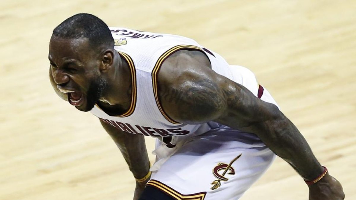 LeBron James celebra la victoria de los Cavaliers.-EFE / LARRY W. SMITH