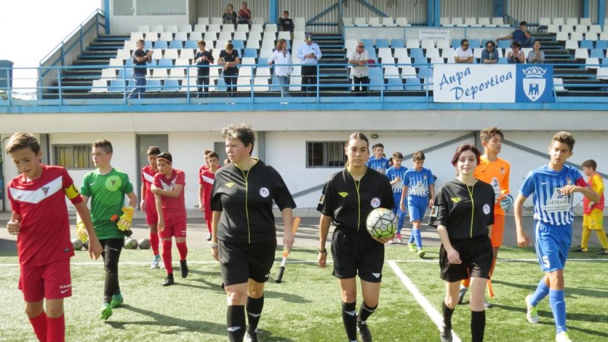 Lidia Lombardero (c),  Miriam Arroyo (izda.) y Ainhoa Bernardo, el primer trío arbitral femenino que pita un partido de categoría regional en el Bierzo.-ICAL