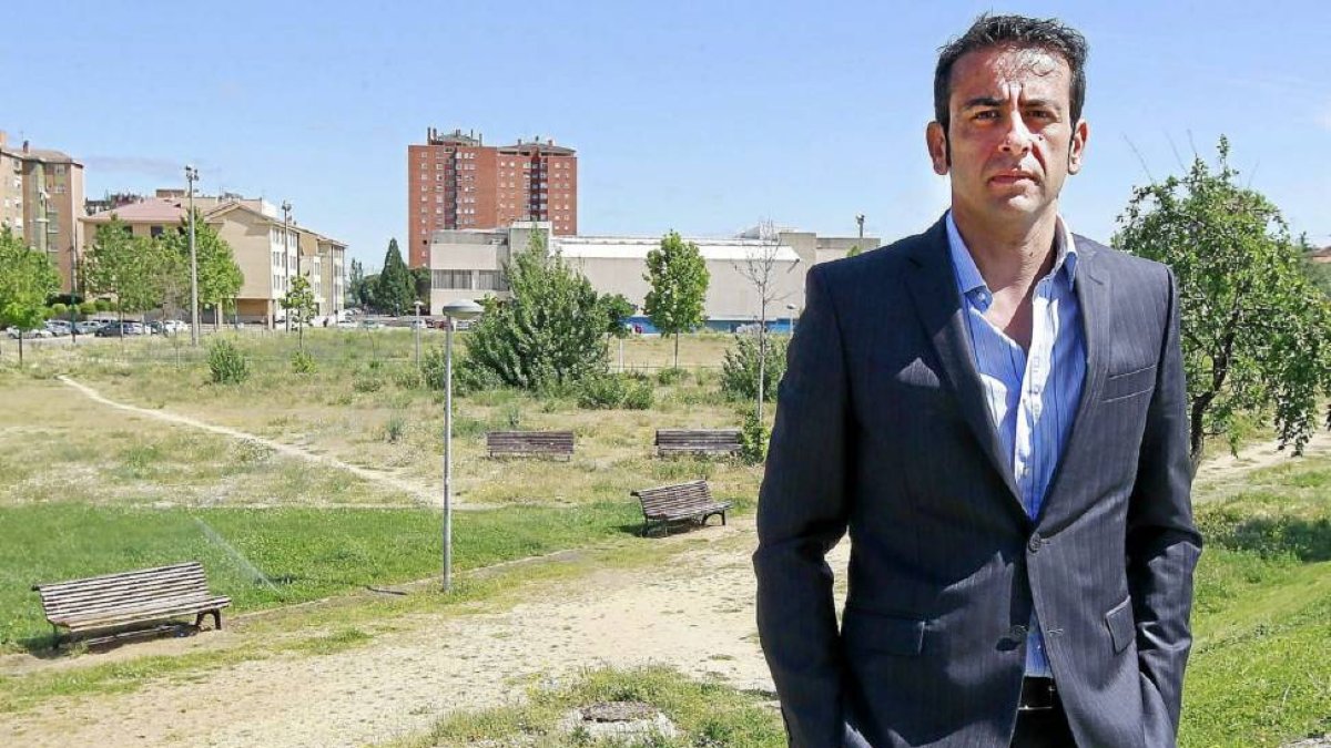 Sunil Bhardawj, junto a la parcela anexa al polideportivo Pisuerga que el Ayuntamiento tenía cedida al club.-J.M. Lostau