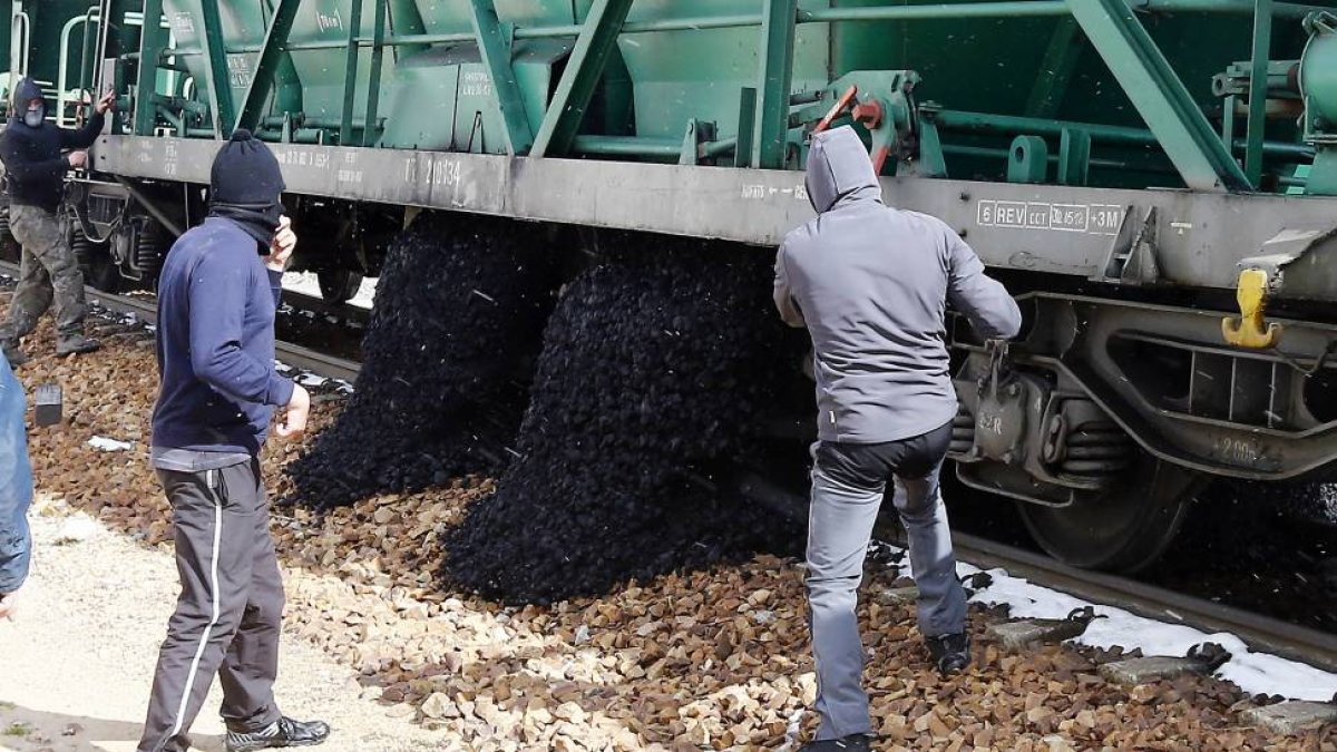 Mineros cortan el tráfico ferroviario en Ciñera de Gordón-Ramiro