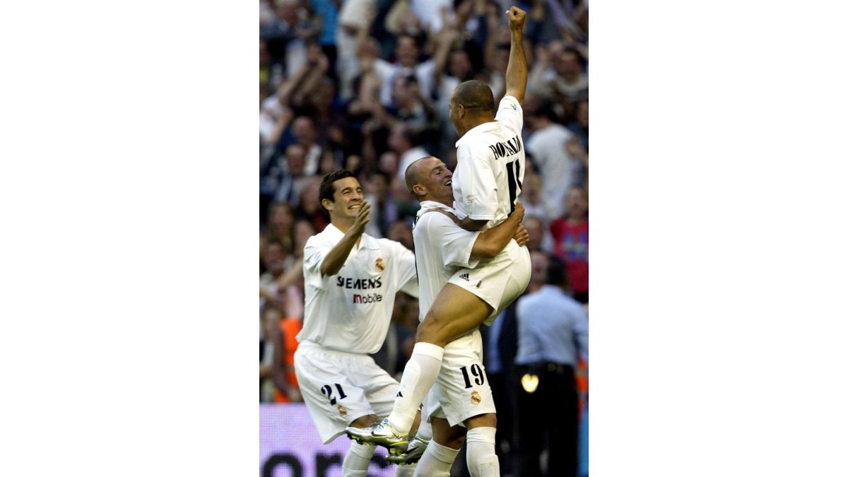 Solari felicita a Ronaldo, izado por Cambiasso.-EL MUNDO