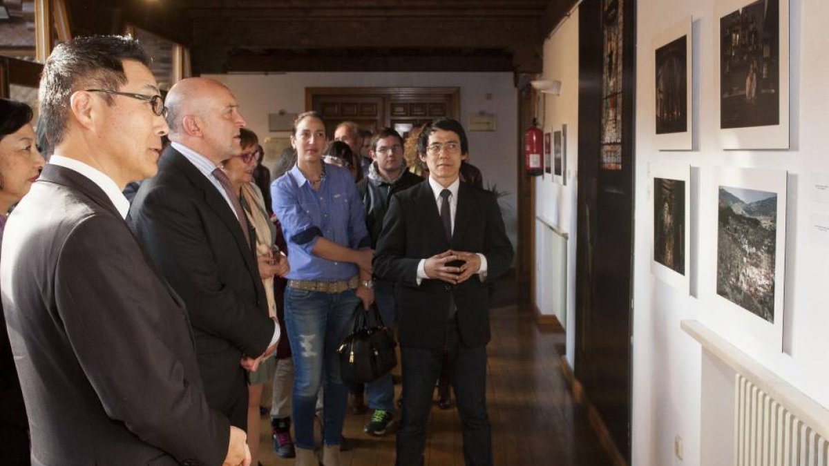 El presidente de la Diputación de Valladolid, Jesús Julio Carnero, y el embajador de Japón en España, Kazuhiko Koshikawa, inauguran la muestra-Ical
