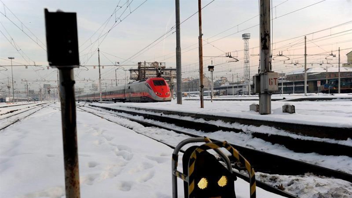 Un tren entra en la estación de Milán (Italia).-EFE