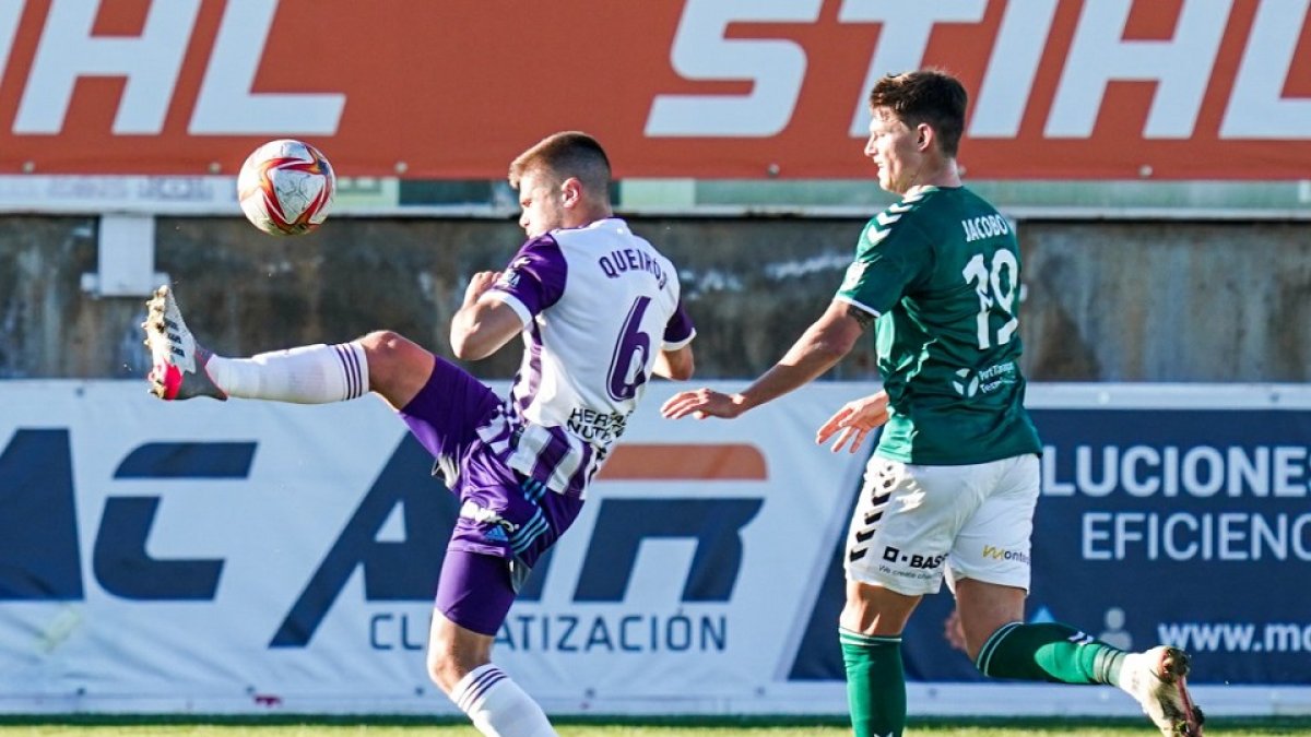 Diogo Queirós despeja el balón en el partido de Copa en Marchamalo. / I. SOLA /RV