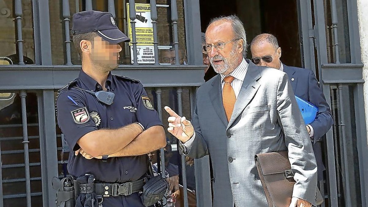León de la Riva sale de los juzgados de Valladolid.-J.M. LOSTAU