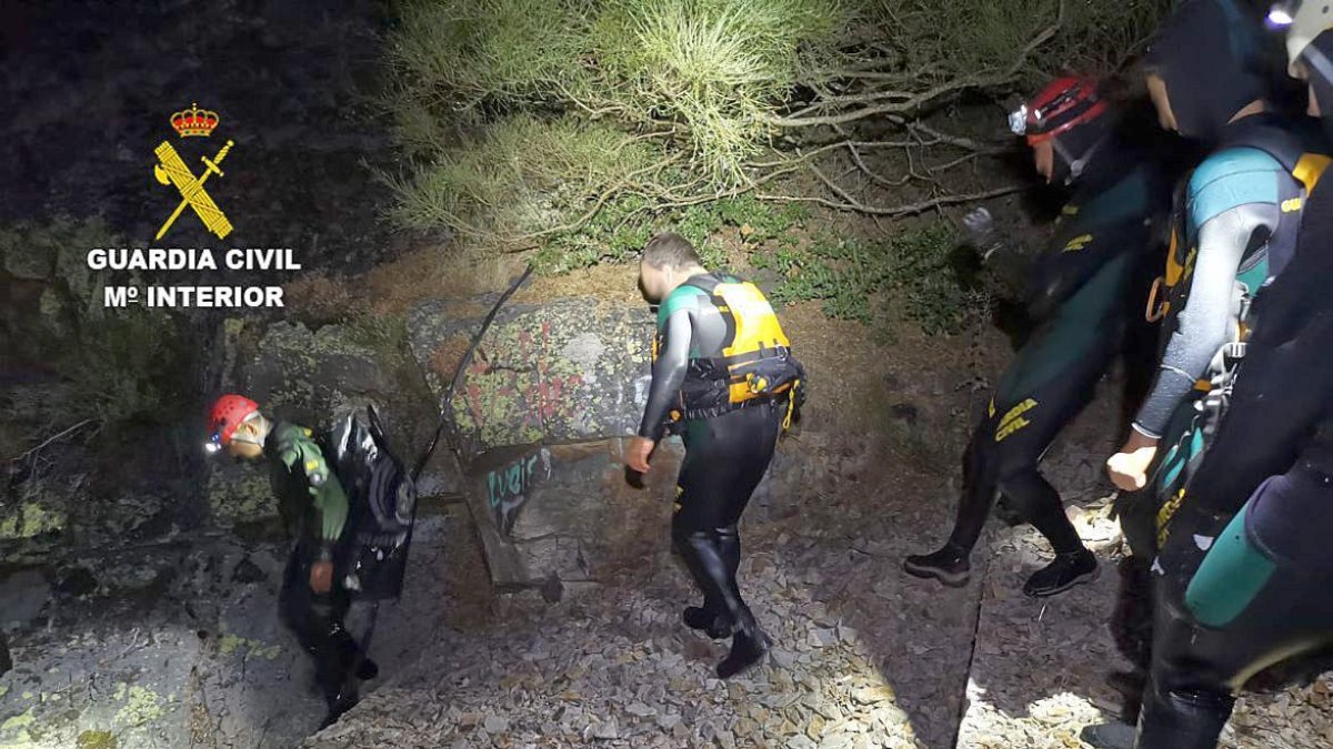 Rescatados a nado dos senderistas enriscados en la zona del pantano de San Facundo-