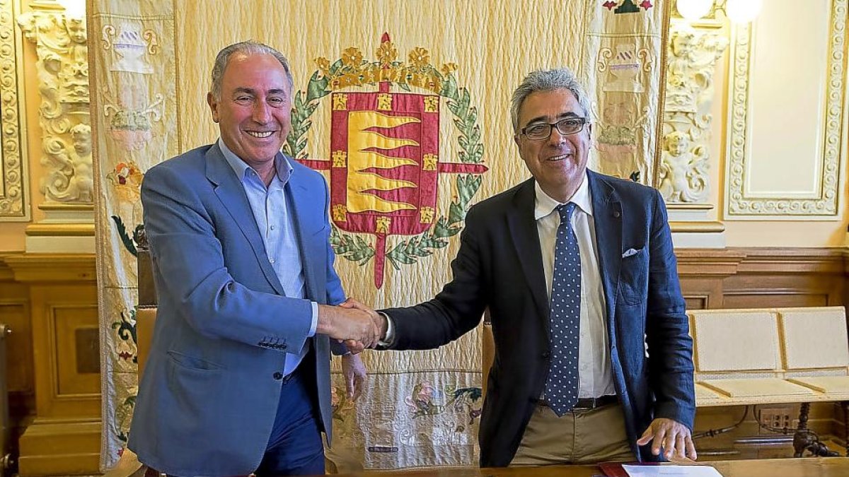 Antonio Gato y Juan Carlos Prieto, director de la Fundación Santa María la Real.-ICAL