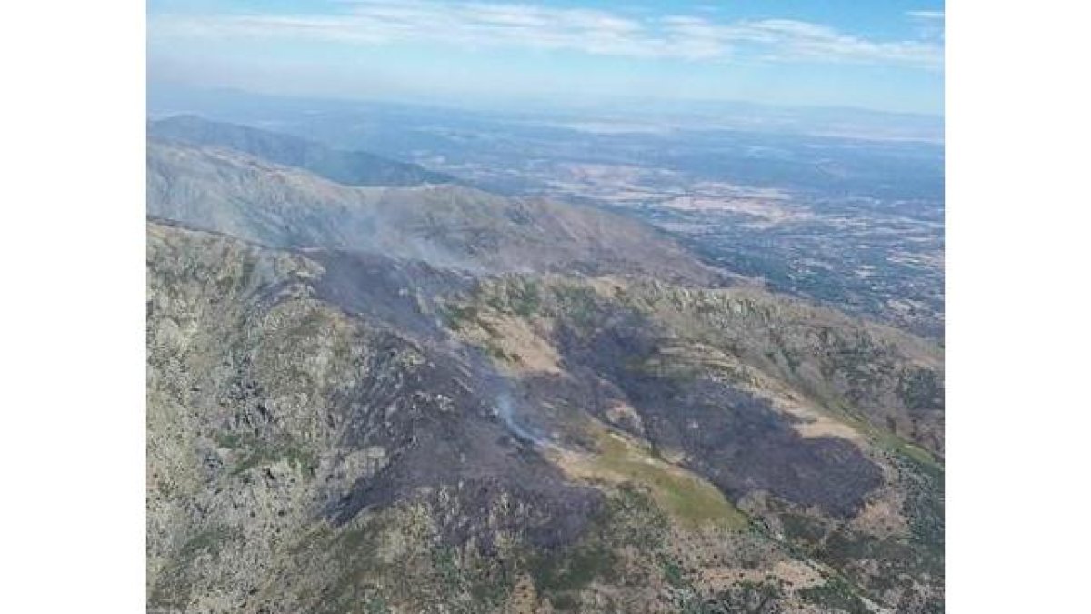Permanecen controlados los fuegos de Candeleda y El Raso, en Ávila-JCYL