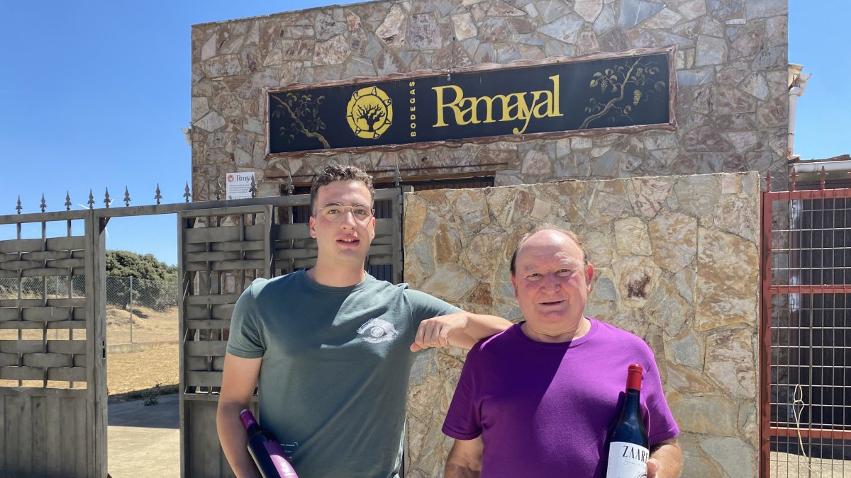 Adrián y Antonio, frente a la bodega Ramayal.- E.M.