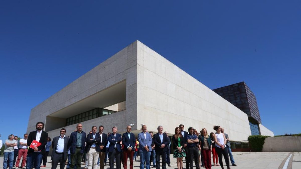 La presidenta de las Cortes, Silvia Clemente, los portavoces de los grupos parlamentarios y funcionarios del Parlamento, guardan un minuto de silencio contra el atentado de Mánchester-ICAL