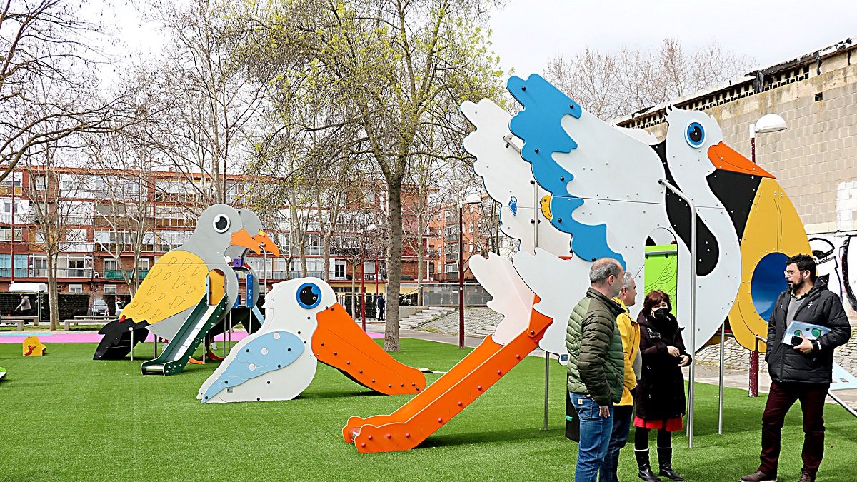 Visita de los ediles de VTLP a los juegos de la Plaza Doctor Valverde, rehabilitados con presupuestos participativos. D. V.