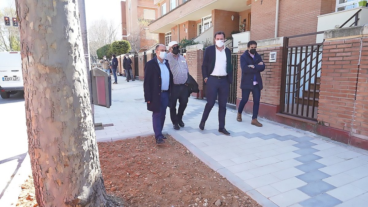 El alcalde, Óscar Puente,y el concejal de Espacio Público y Movilidad, Luis Vélez, visitaron ayer las obras de renovación de aceras en la calle Padre Llanos, en Parquesol. / E.M.