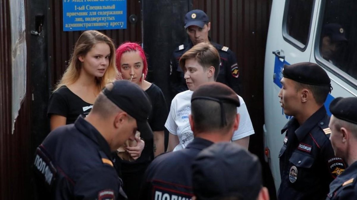 Liberación de los cuatro componentes de Pussy Riot, a los que la policía ha vuelto a detener poco después. /-MAXIM SHEMETOV (REUTERS)