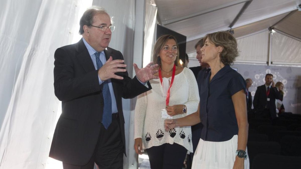 El presidente de la Junta de Castilla y León, Juan Vicente Herrera, y la Ministra de Agricultura y Pesca, Alimentación y Medio Ambiente, Isabel García Tejerina, inauguran la planta de especialidades líquidas de la Azucarera.-ICAL
