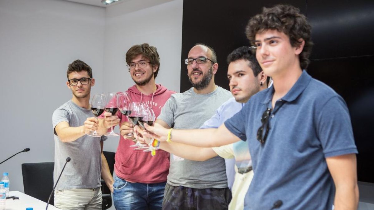 En el centro, Javier Ajenjo brinda con los componentes del grupo Modesty Blaise.-ICAL