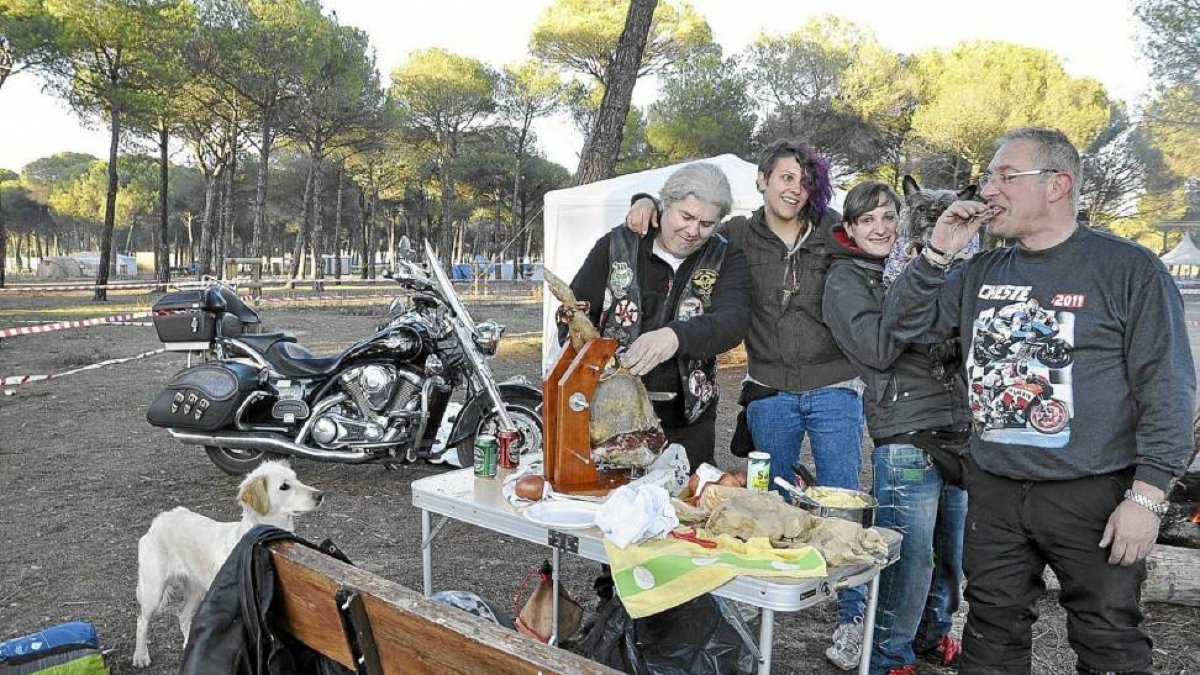 Un grupo de 'Motauros' llegados de Madrid en Valdegalindo-Santiago G. del Campo