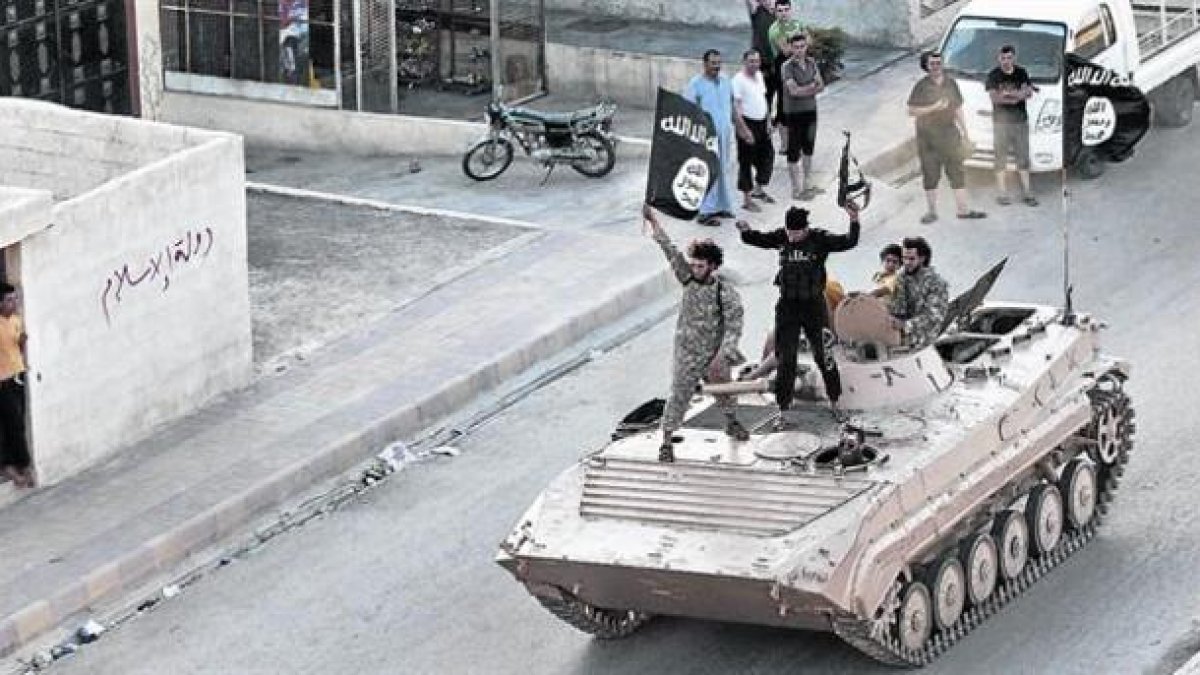 Yihadistas del Estado Islámico (EI) en un tanque por las calles de Raqqa.-