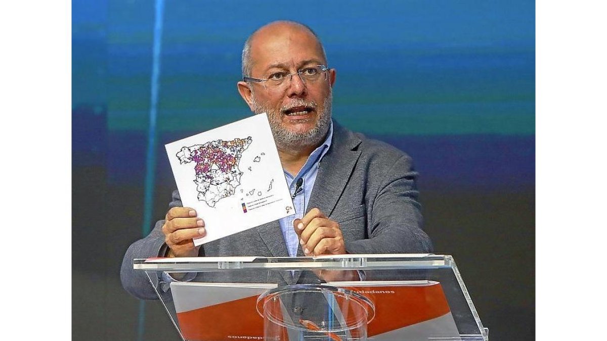 Igea muestra a la cámara un mapa con las zonas más despobladas del país.-J. M. LOSTAU