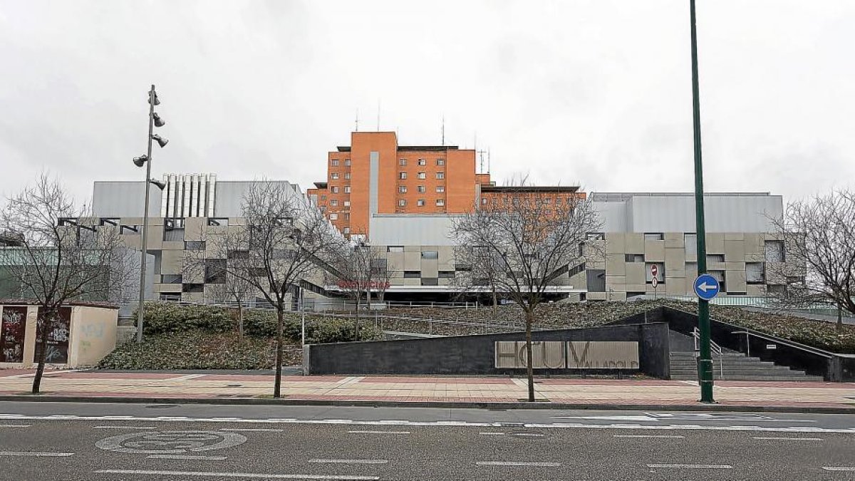 Vista del Hospital Clínico desde su entrada trasera.-PABLO REQUEJO