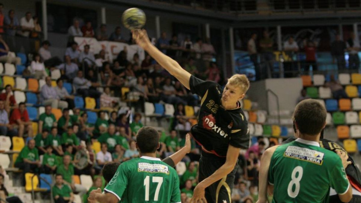 Filip Kallman lanza en su etapa en el  Ciudad Real en 2010-El Mundo