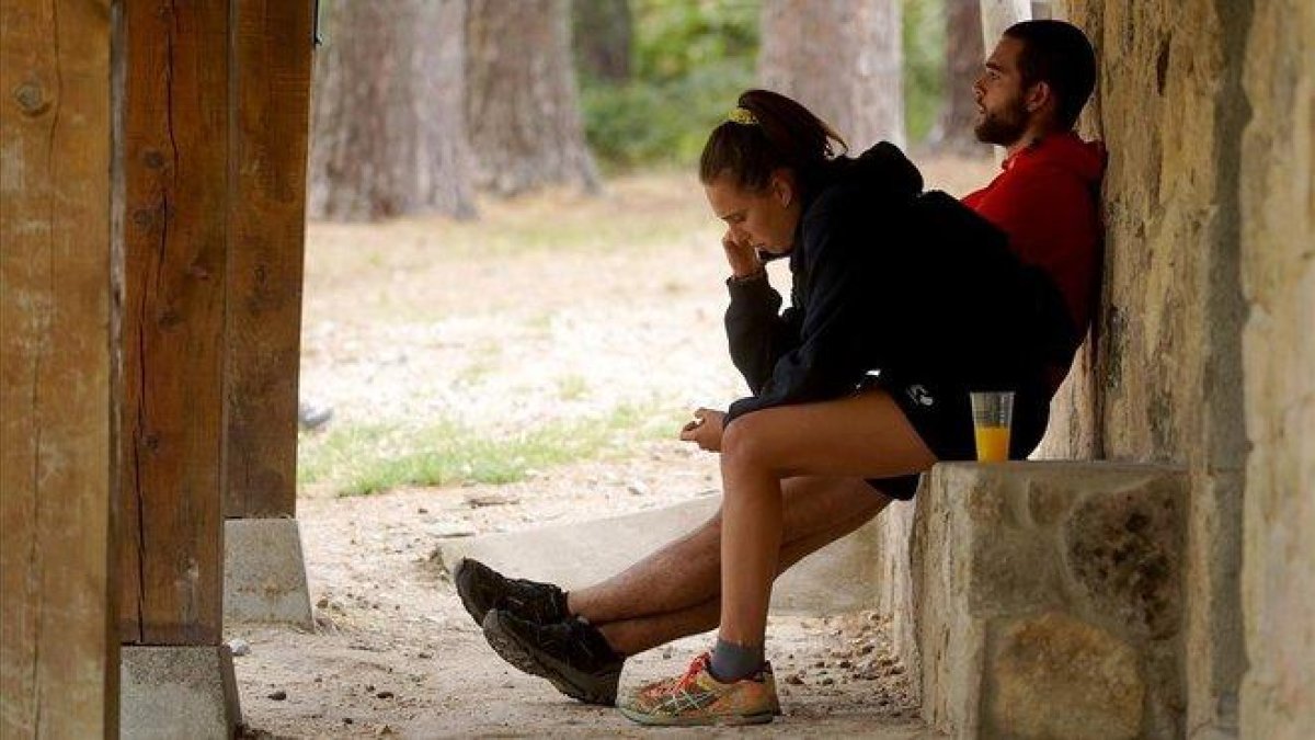 Los hijos de Blanca Fernández Ochoa, tras buscarla en Cercedilla.-JOSÉ LUIS ROCA