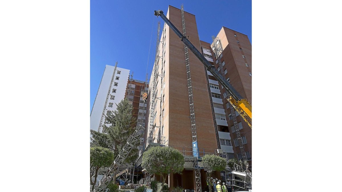 Edificio del que cayó ayer el operario fallecido.-MIGUEL ÁNGEL SANTOS